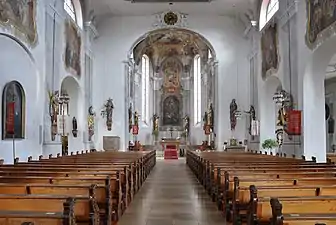 La nef vers le chœur de l'église.