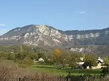 Vue du Mont Revard montrant les différentes strates de roches
