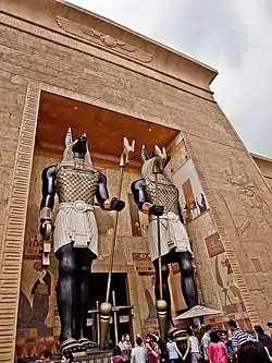 L'entrée de l'attraction prend la forme d'une entrée de monument égyptien antique, flanquée par deux statues colossales d'hommes à tête de chacal.