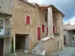 Maison en hauteur à l'intérieur du village.