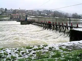 Un « seuil à niveau variable » sur la Meuse. Les hausses permettent d'augmenter le niveau de stockage et d'améliorer la sécurité de l'ouvrage face aux crues.