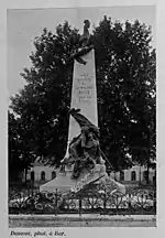 Ornements du monument aux morts de 1870« Monument aux morts 1870, ou Monument des enfants de la Meuse à Bar-le-Duc », sur À nos grands hommes,« Monument aux morts 1870 – Aux enfants de la Meuse à Bar-le-Duc », sur e-monumen