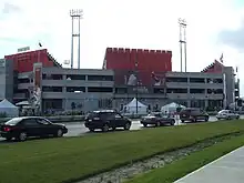 Extérieur d'un bâtiment à plusieurs étages en béton rouge et blanc