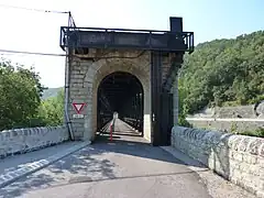 Le pont de Reynès, approche rive droite du Tech.