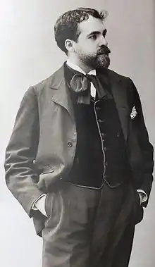 Photographie noir et blanc d'un homme barbu, de profil.
