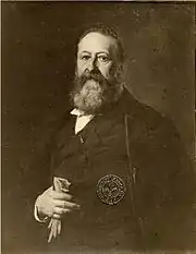 Photographie de tableau d'un homme barbu représenté à mi-corps tenant un gant dans sa main droite.