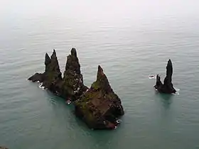 Vue des Reynisdrangar, dont Blásandi sur la droite, depuis la falaise marquant l'extrémité méridionale de la Reynisfjall, au sud-ouest de Vík í Mýrdal.