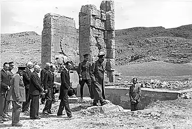 Reza Chah, le prince héritier et leur équipe visitant les ruines du Palais de Persépolis.