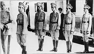 Reza Shah et la plupart de ses fils en 1938 : Mohammad Reza, Ali Reza, Gholam Reza, Abdol Reza et Ahmad Reza.