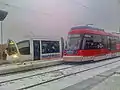 Doublement en station d'une rame Citadis de la ligne T3 par une rame Stadler Tango de la ligne Rhônexpress.