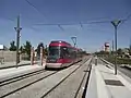 La station de tramway à 4 voies : les deux voies centrales sont réservées à Rhônexpress, les deux voies extérieures à la ligne 3 du tramway de Lyon.