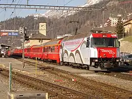 Ge 4/4 III no 650 en gare de Saint-Moritz.