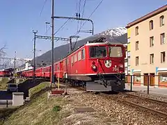 Ge 6/6 II no 704 quittant la gare de Davos Platz en direction de Klosters.