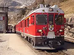 Le Bernina Express en gare d'Alp Grüm.