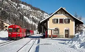 La gare de La Punt Chamues-ch (canton des Grisons, Suisse).