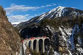 Un Glacier Express sur le viaduc de Landwasser en 2018.