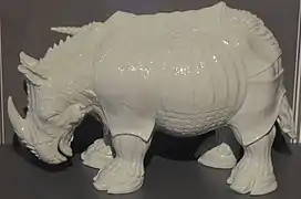 Sculpture du rhinocéros de Dürer en porcelaine blanche.