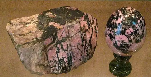 Rhodonite brute et polie - Maloye Sidel'nikovo, région de Povolzhsky, Russie