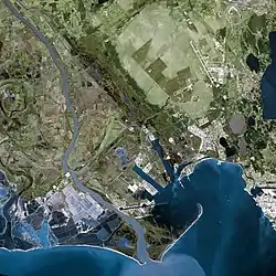 Image satellite d'une partie de la Camargue et de Fos-sur-Mer avec le golfe de Fos au sud-est.