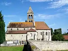 L'église, vue depuis le cimetière au sud.