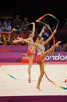 Description de l'image Rhythmic gymnastics at the 2012 Summer Olympics (7915011574).jpg.