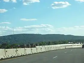 Vue de Rib Mountain depuis l'Interstate 39 près de Wausau.