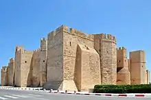 Murs crénelés et tours du ribat de Monastir.