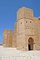 Vue de l'entrée principale dans l'une des tours du ribat.