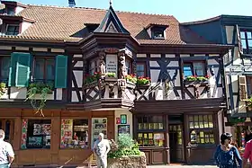 Maison des Ménétriersoriel, fenêtre adjacente