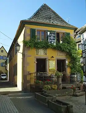 Maisoninscriptions encastrées dans la façade