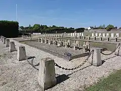 Le carré militaire du cimetière, vue d'ensemble.