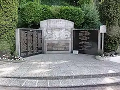 Le monument aux morts du bourg.