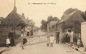 La ligne traversait la rue de l'Abbaye grâce à passage à niveau protégé par une barrière pivotante en bois.