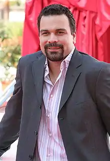 Ricardo Antonio Chavira interprète Carlos Solis.