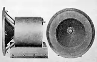Vue de profil et de face d'un haut-parleur de Rice-Kellog, constitué d'une bobine placée derrière un cône en papier.