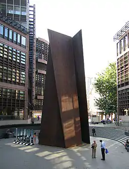 Sculpture monumentale en acier de Richard Serra réalisée à Londres