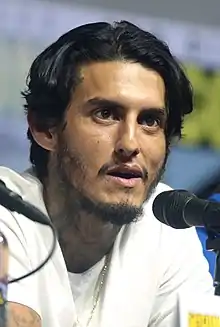 Richard Cabral dans le rôle de Johnny « Coco » Cruz.