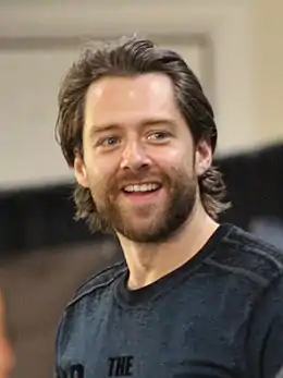 Richard Rankin interprète Roger Wakefield