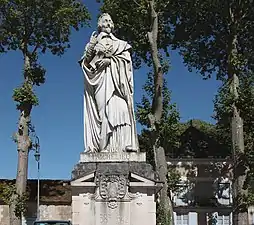 Statue de Richelieu« Le Cardinal de Richelieu à Richelieu », sur plateforme ouverte du patrimoine,« Monument à Richelieu à Richelieu », sur À nos grands hommes
