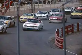 Septembre 1984, voitures de NASCAR Cup Series avant le départ sur l'ancienne configuration du circuit.