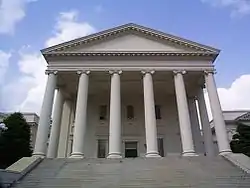 Entrée du capitole de Richmond en Virginie, de style néoclassique, dont le bâtiment fut inspiré par la maison Carrée de Nîmes.