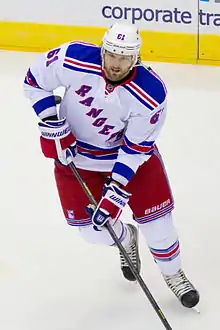 Photographie de Nash avec le maillot blanc des Rangers de New York.