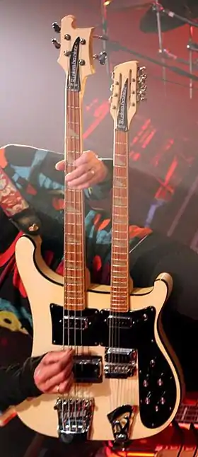 Rickenbacker 4080: le manche supérieur est celui d'une basse et l'inférieur celui d'une guitare.