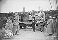 Discours d'une bretonne sur un "menhir" lors du festival interceltique organisé à Riec-sur-Bélon le 13 août 1927 (photographie agence Rol).