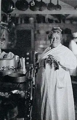 Mélanie Rouat à ses fourneaux vers 1930.