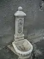 Fontaine à l'entrée de l'église