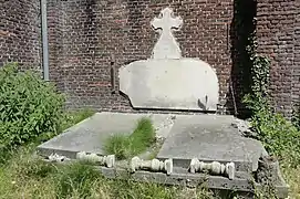 Tombe de Michel Lemaire († 1852) et Alexis Housiaux (1836-1880) au cimetière de l'église Saint-Amand de Rieulay.