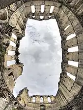 Photographie panormaique des ruines d'une église vues depuis le centre de celle-ci.