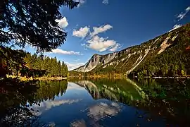 Le paysage autour du lac aux couleurs de l'automne.