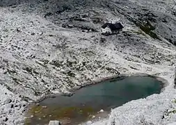 Le lac Pisciadu et le refuge homonyme.